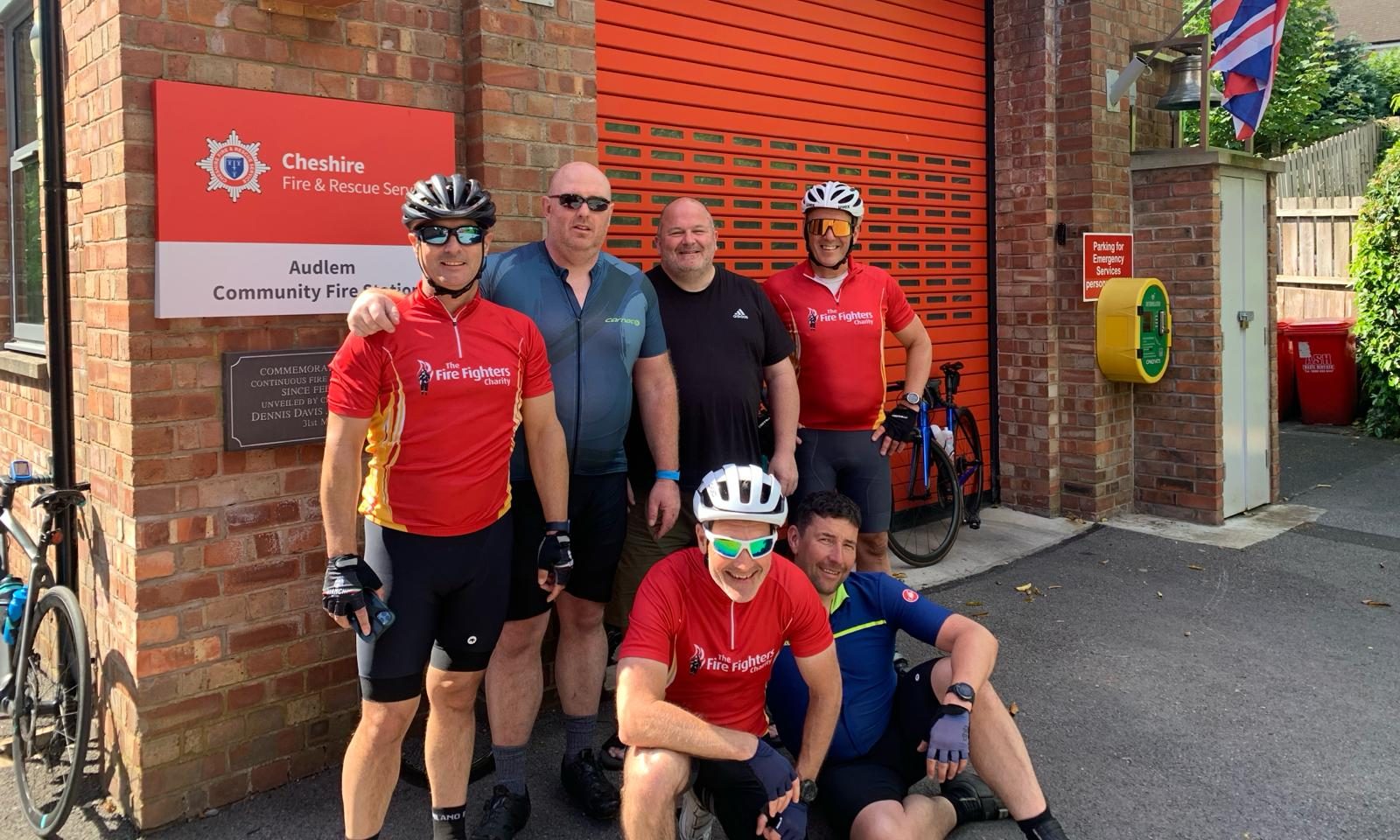 Cheshire Officers complete LEJOG cycle challenge