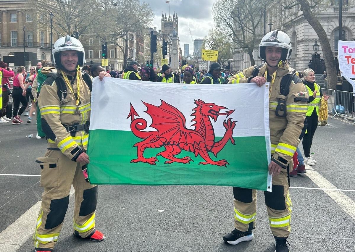 Firefighters complete London Landmarks Half Marathon in fire kit